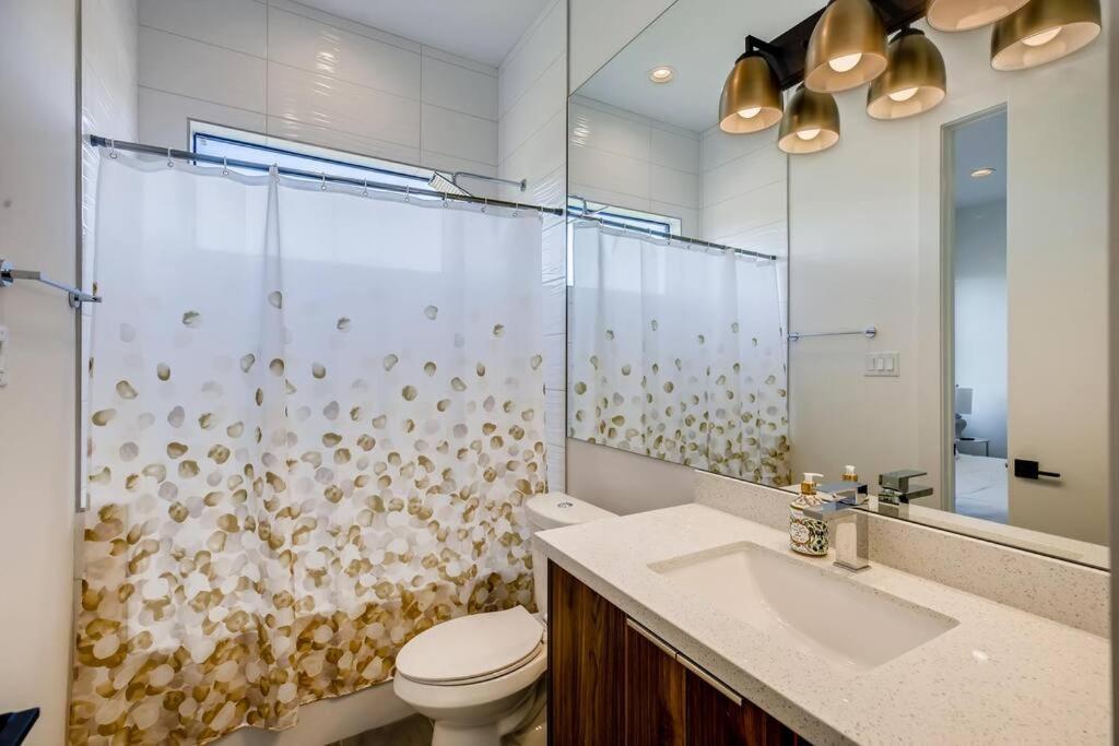 4 Story Home Mins To Downtown Houston With City Views المظهر الخارجي الصورة