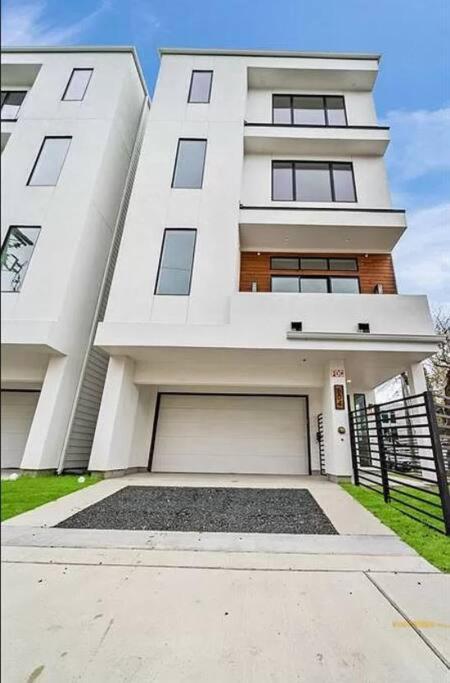 4 Story Home Mins To Downtown Houston With City Views المظهر الخارجي الصورة