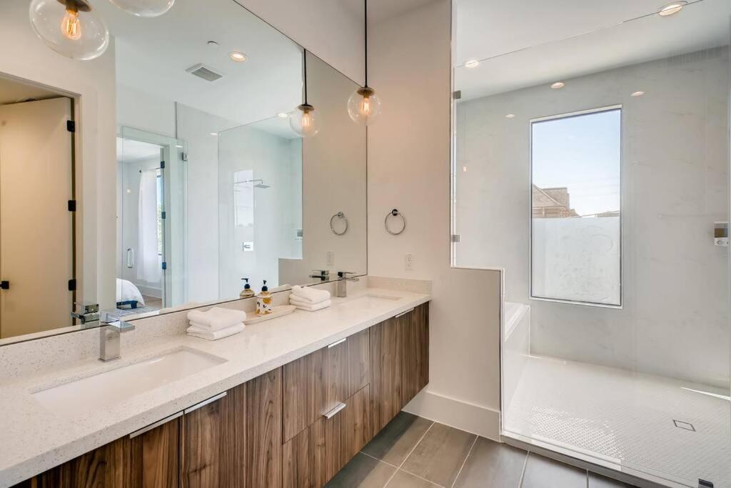 4 Story Home Mins To Downtown Houston With City Views المظهر الخارجي الصورة