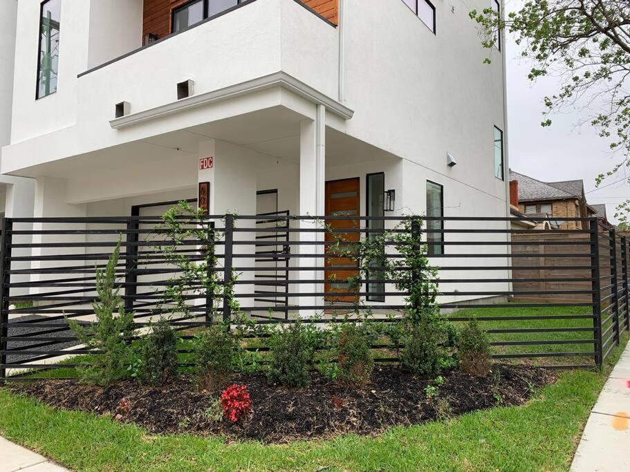 4 Story Home Mins To Downtown Houston With City Views المظهر الخارجي الصورة